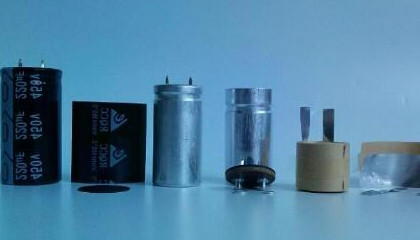 電機上的啟動電容器和運行電容器各有什么作用？
